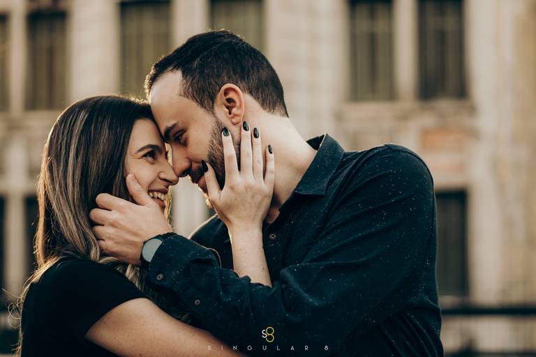 fotografia de ensaio pré wedding no minhocão em são paulo casal com roupas pretas