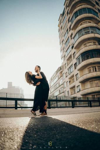 fotografia de casal vestido de preto para ensaio pré wedding e ensaio pré casamento no minhocão em são paulo