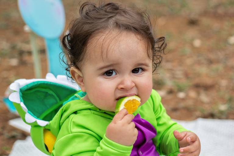 Ensaio de fotos de criança com frutas