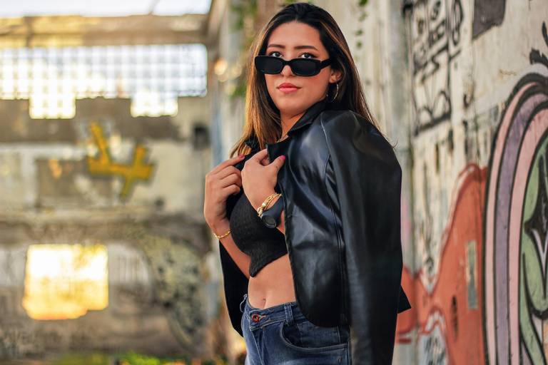 Ensaio de debutante em lugar abandonado