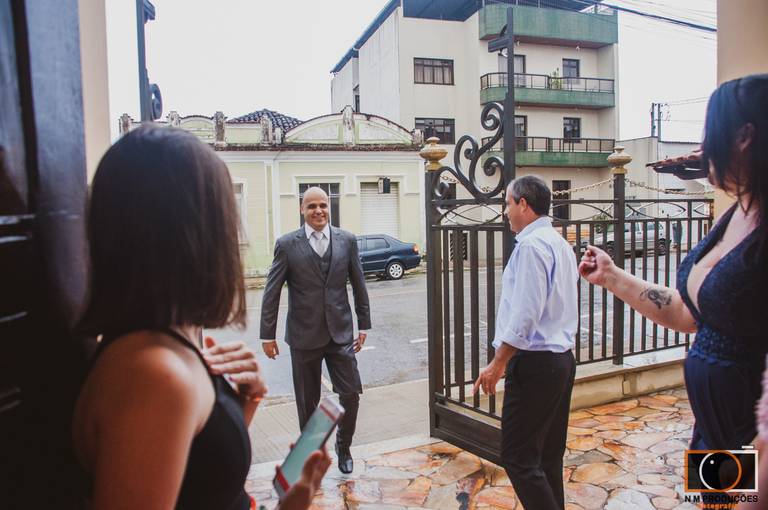 noivo chegando na igreja