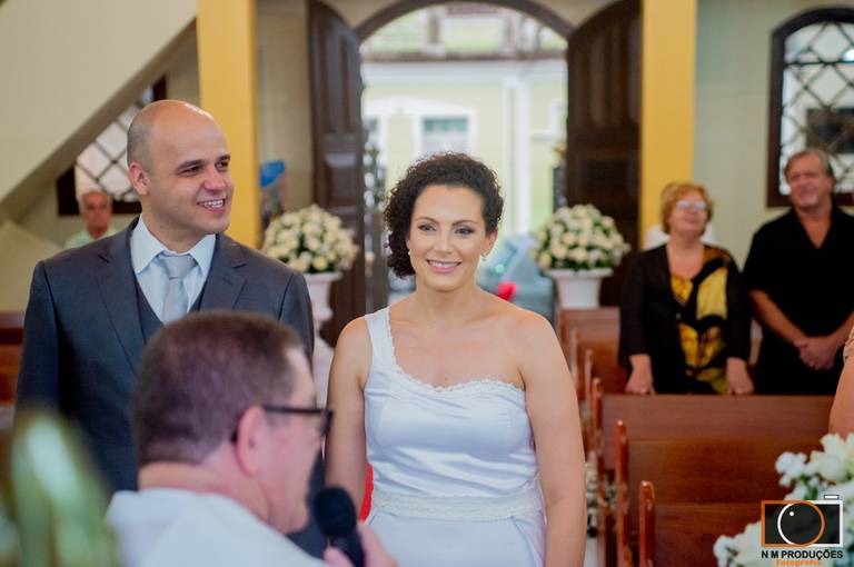 noivos com padre felizes
