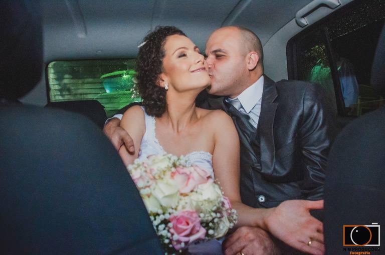 noivos no carro
