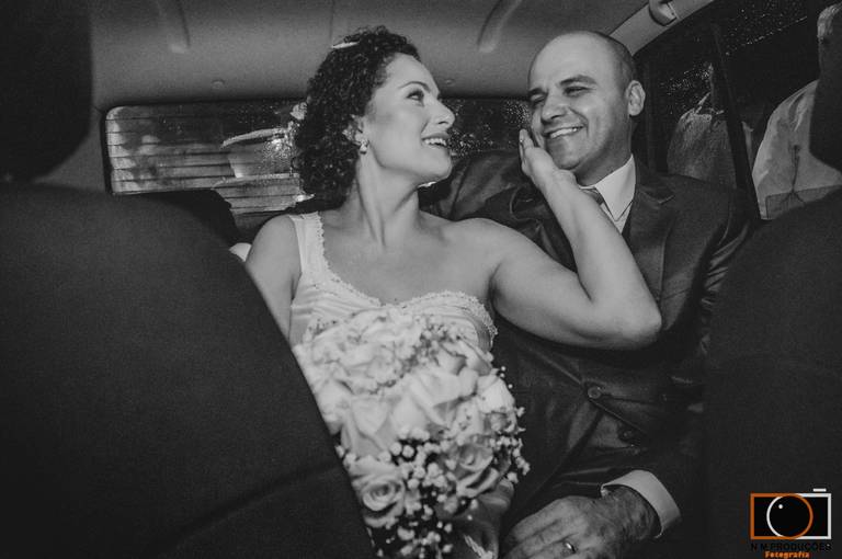 noivos no carro 