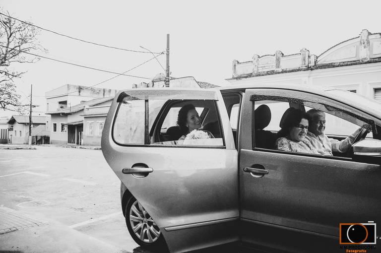 noiva no carro com pais