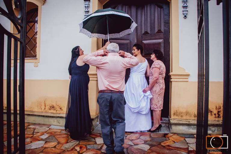 noiva na porta da igreja