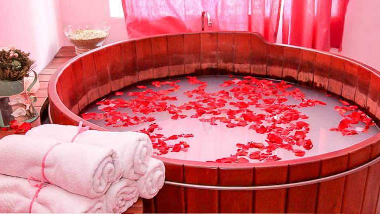 Ofuro hidratante com leite & pétalas de rosas