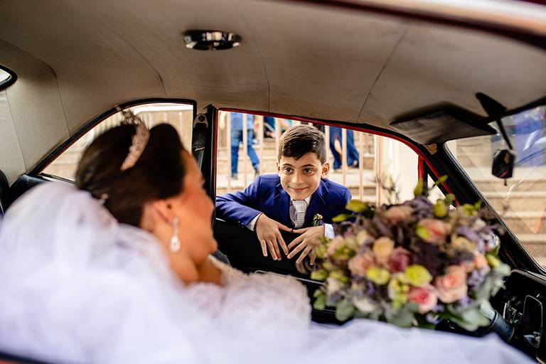 Noiva com filho no carro