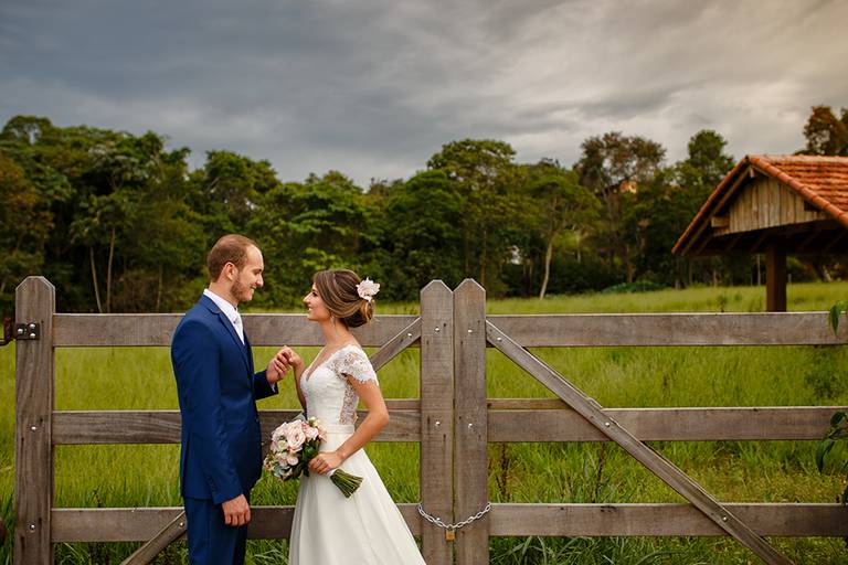 Noivos pós casamento porteira