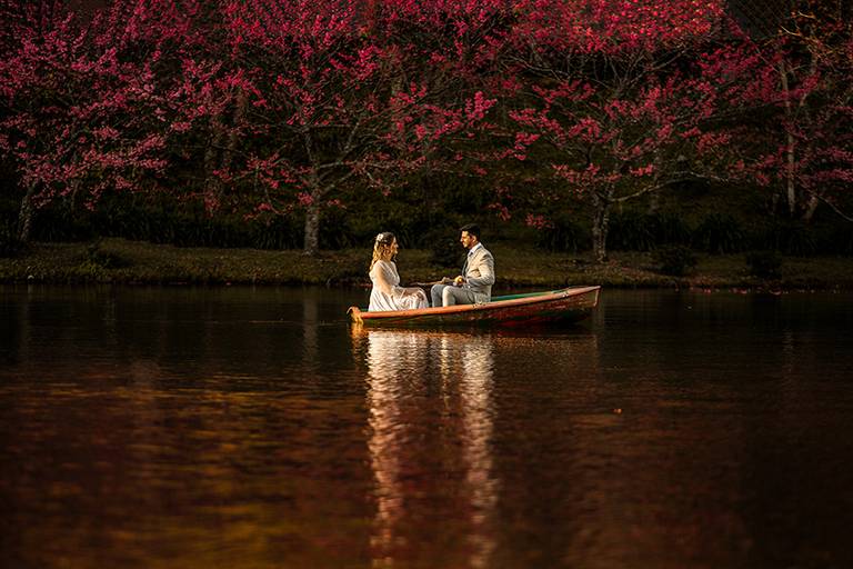 Noivos pós casamento pedra azul cerejeiras barco