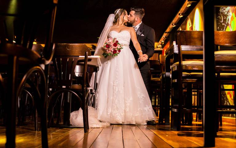 casal de noivos no barzinho 