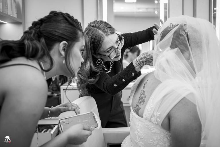 noiva colocando o véu 