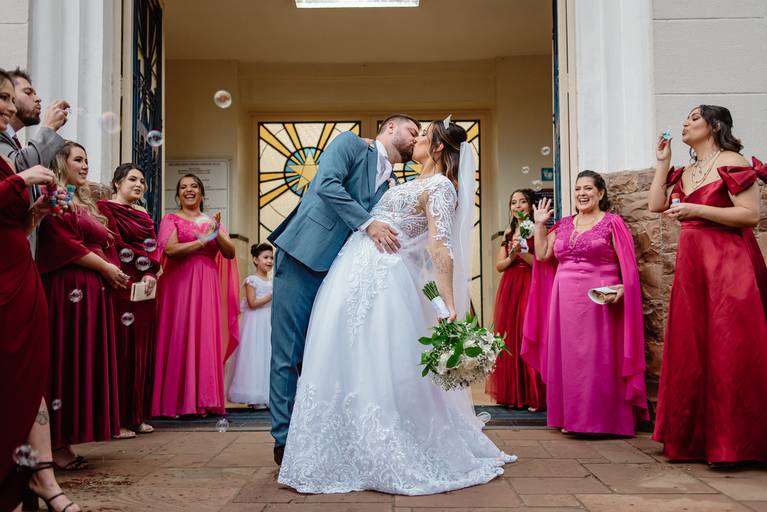 beijo na saída da cerimônia 