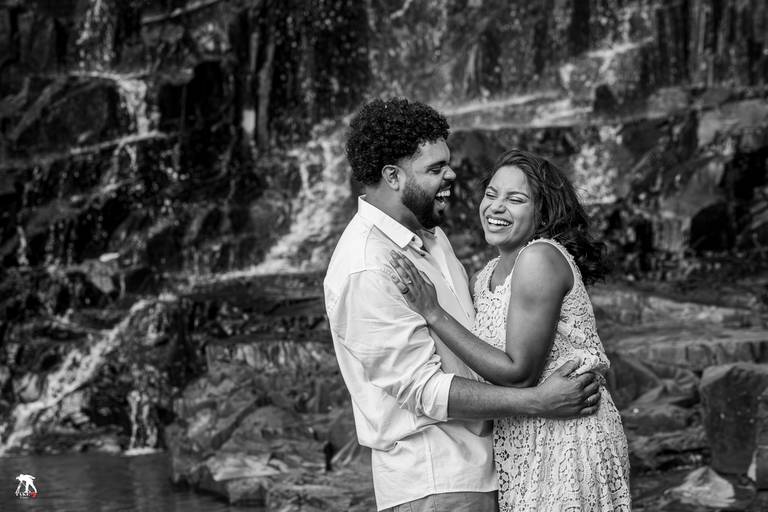 noivos sorrindo na cachoeira 