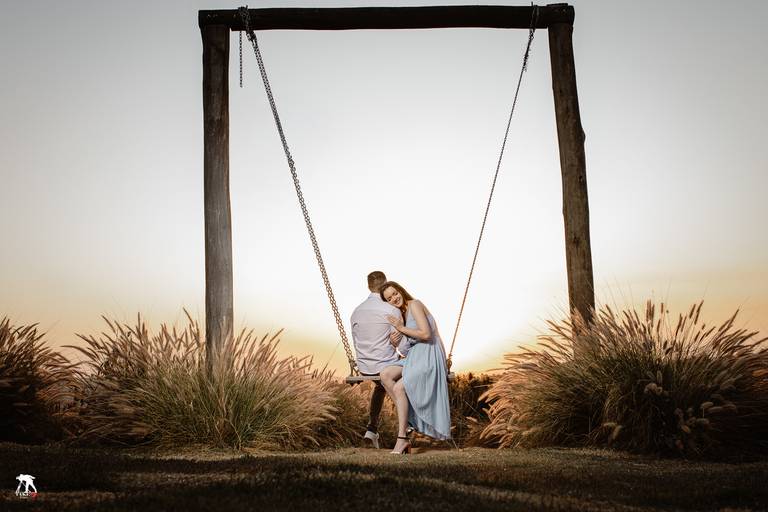 noivos em meio ao verde 