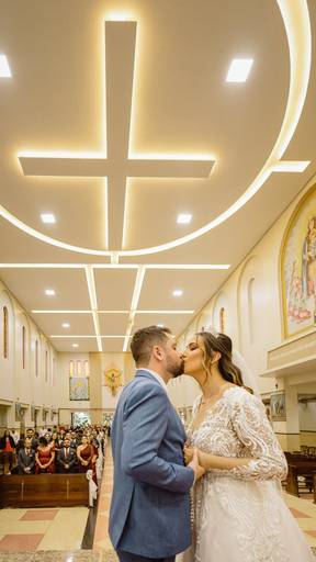 beijo nupcial dos noivos 