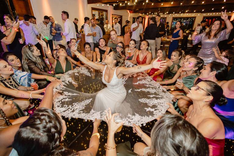 noiva e madrinhas na recepção