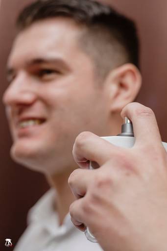 noivo passando perfume 