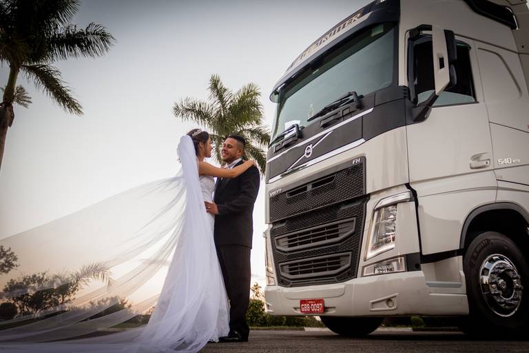 noivos com caminhão, caminhão  no casamento 