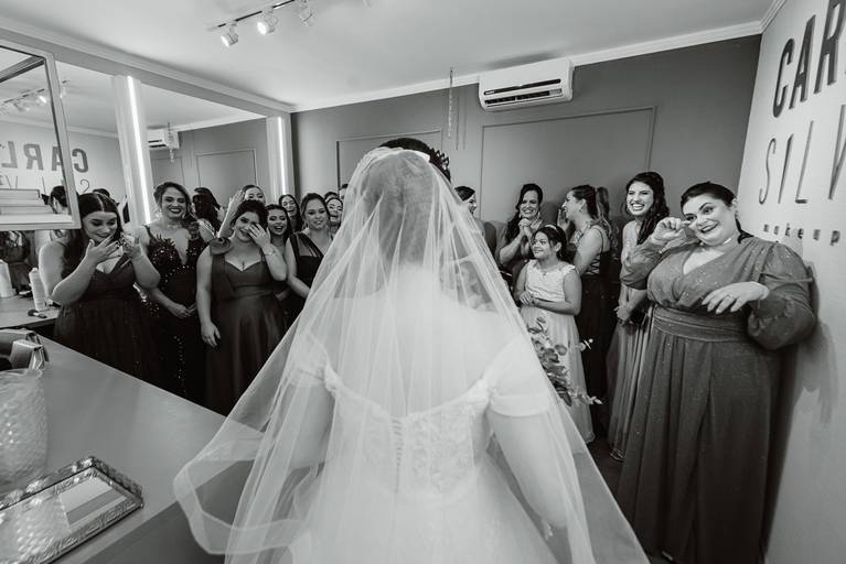 emoção das madrinhas com a noiva 