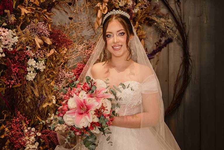 noiva segurando o buquê