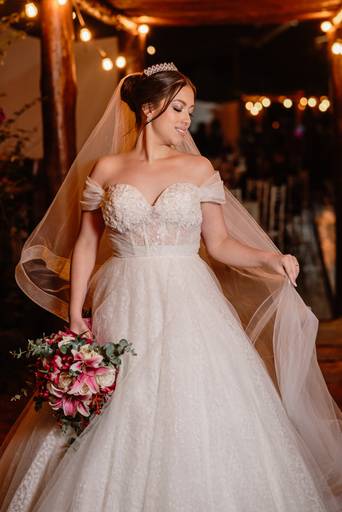 vestido de noiva e buquê 