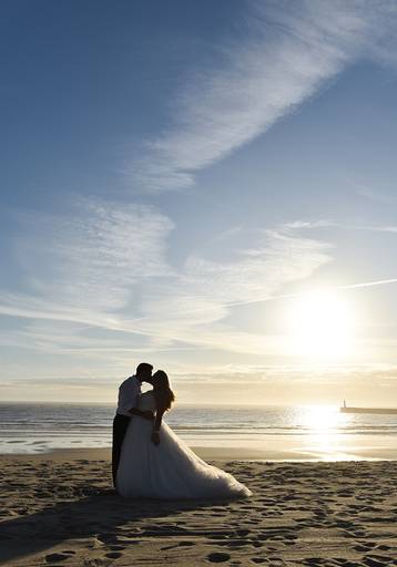 por do sol praia vila do conde noivos beijo mar e areia