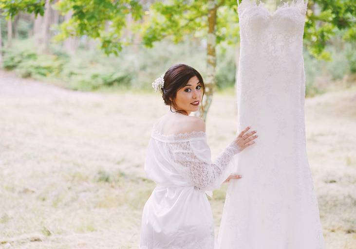 Noiva vestir no exterior jardim campo roupão e vestido de noiva