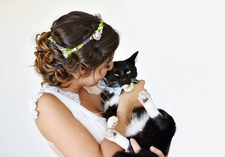 Noiva com gato menino das alianças dia do casamento coroa de flores