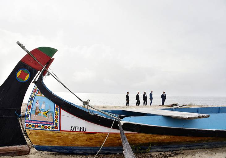 Noivo com amigos na praia em aveiro no dia do casamento