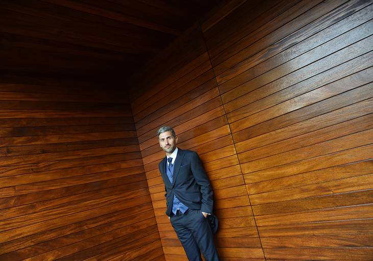 noivo dia do casamento elegante