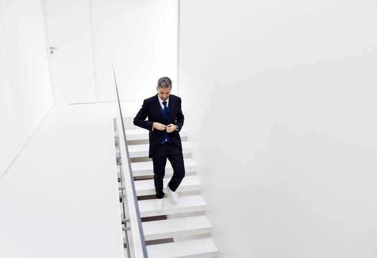 noivo a descer escadas casa branca simples e elegante kryzphoto penafiel