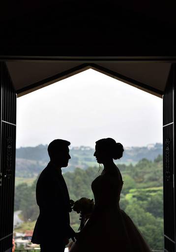 noivos a sair da igreja silhueta 