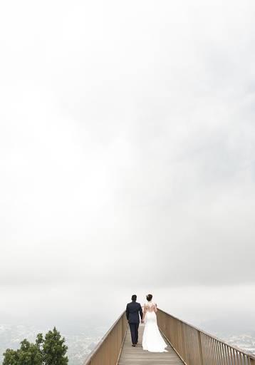 noivos nevoeiro ponte igreja