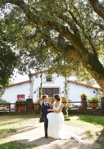 Noivos no baloiço na quinta da eira casa da eira penafiel bustelo