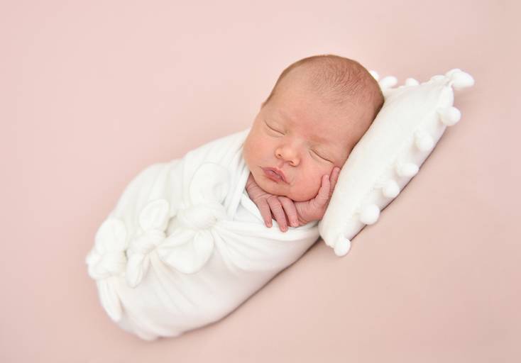 newborn menina enroladinha