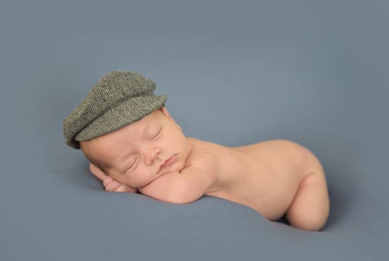 bebe a dormir pose com boina sereno