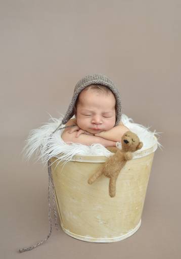 newborn cesto castanho com peluche e toucado