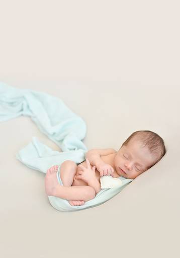 newborn recém-nascido relaxado harmonia tons claros beje verde penafiel agua coração menino bebé