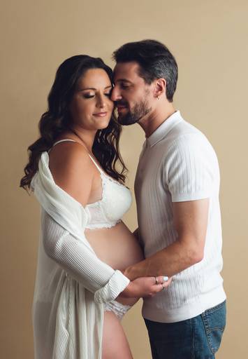 Sessão fotográfica grávida bege e branco 