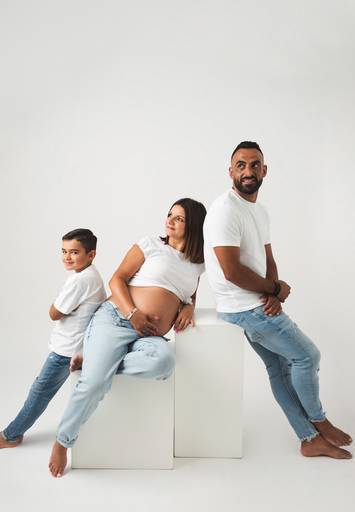 Sessão fotográfica grávida com família em estúdio Sameiro Penafiel 