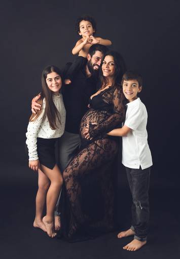 Sessão fotográfica grávida com família fundo preto
Sameiro Penafiel 