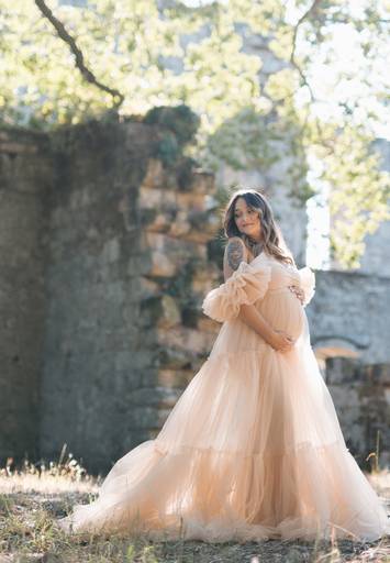 Sessão fotográfica grávida com vestido bege com folhos