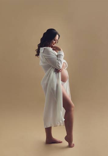 Sessão fotográfica grávida com tons neutros 
