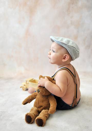 menino estúdio boina urso de peluche suspensórios 