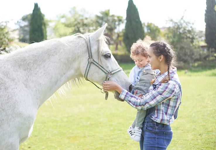 mãe e filha sessao exterior no campo com cavalo