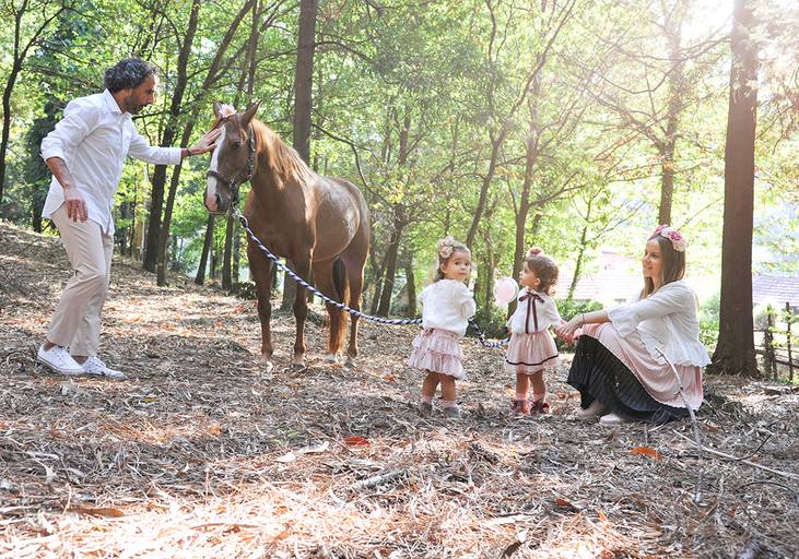 Sessão fotografia com cavalo família feliz gémeas campo outono