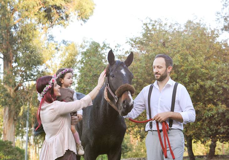 Sessão de família com cavalo jardim sol campo