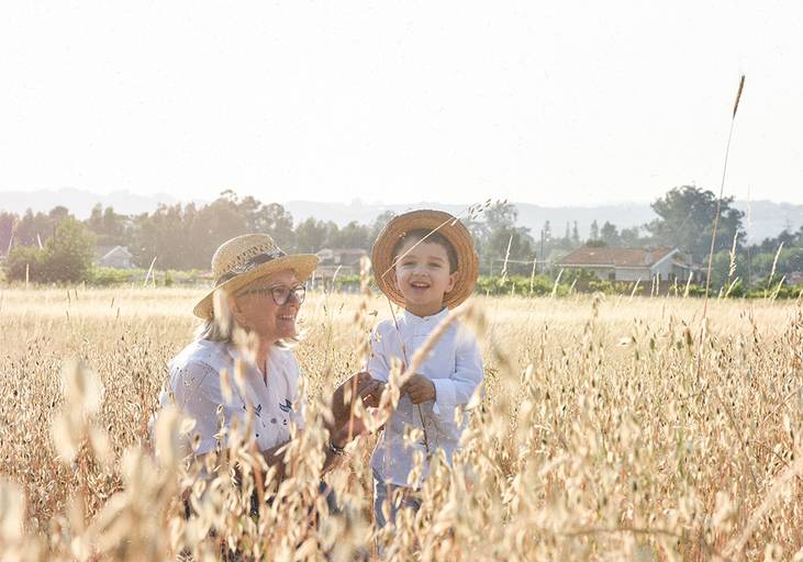 sessão dia dos avós campo de trigo menino e avó dia feliz