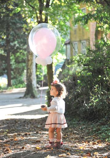 fotografia menina com balão cor de rosa campo outono
